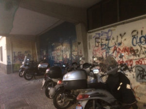 1-il-parcheggio-dei-motorino-abusivo-affianco-la-caserma-dei-carabinieri